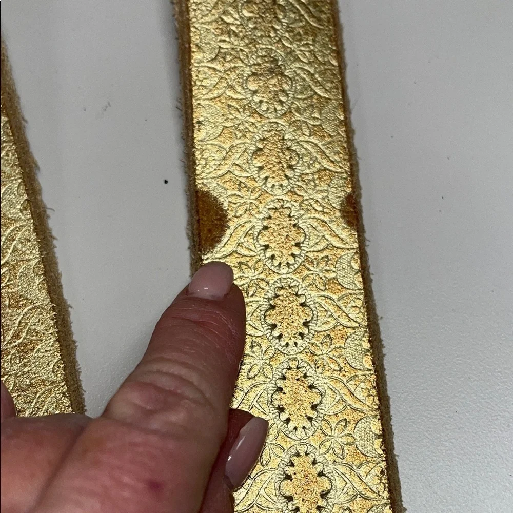 Elegant Gold Women's Belt with Textured Design